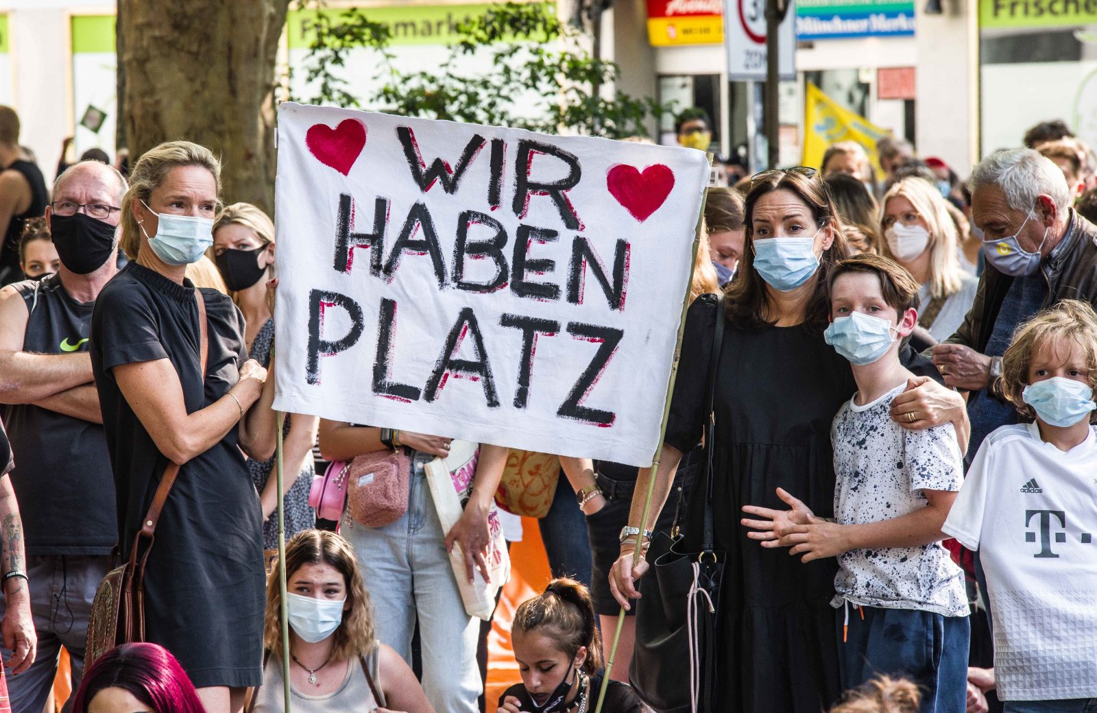 Teilnehmer einer Demonstration in München fordern die Aufnahme von Migranten in Deutschland Foto: picture alliance/ZUMA Press