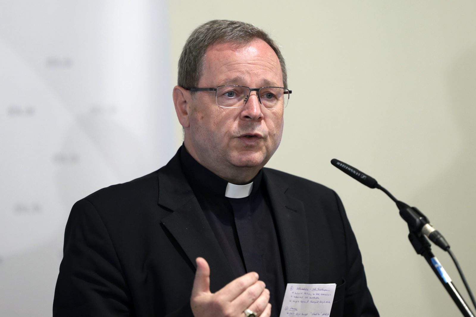 Der Vorsitzende der Deutschen Bischofskonferenz, Bischof Georg Bätzing, betont die Traditionen der Katholischen Kirche Foto: picture alliance/Geisler-Fotopress