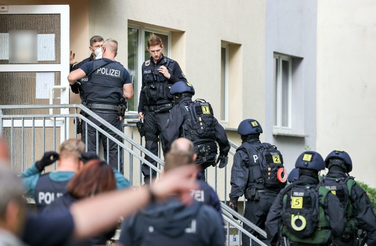 Polizisten durchsuchen während der Razzia ein Wohnhaus in Sachsen-Anhalt Foto: picture alliance/Jan Woitas/dpa-Zentralbild/dpa