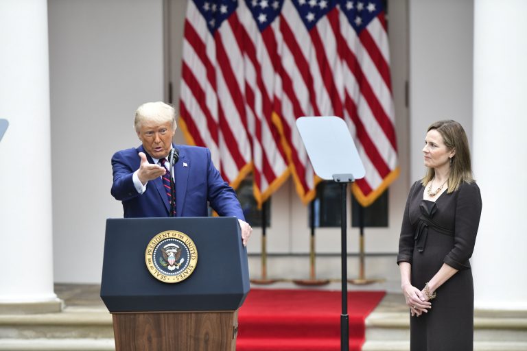 US-Präsident Donald Trump und Richterin Amy Coney Barrett Foto: Picture alliance/Capital Pictures