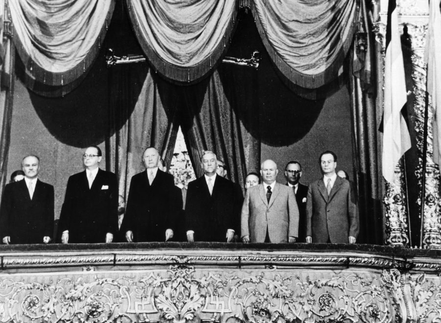 Adenauer und die deutsche Delegation in der Loge des Bolschoi-Theaters Foto: picture-alliance / akg-images 