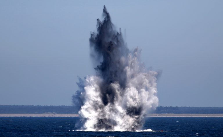 Zwei Wasserbomben aus dem Zweiten Weltkrieg werden in der Ostsee vor Wustrow gesprengt