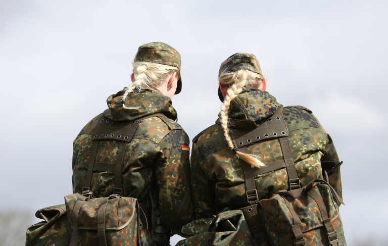 Soldatinnen der Bundeswehr: Künftig soll es weibliche Dienstgrade geben Foto: (c) dpa