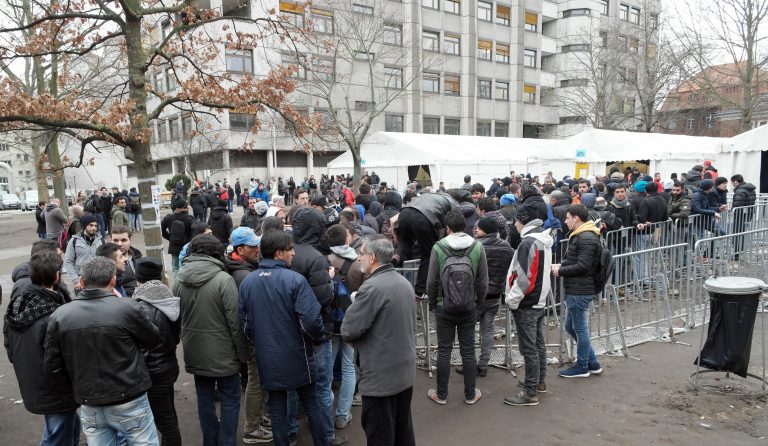 Flüchtlinge warten vor dem Landesamt für Gesundheit und Soziales in Berlin (Archivbild) Foto: (c) dpa