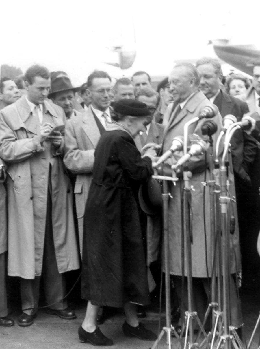 Eine Soldatenmutter dankt Bundeskanzler Konrad Adenauer für seinen Einsatz für die deutschen Kriegsgefangenen nach dessen Rückkehr aus Moskau Foto: (c) dpa - Report 