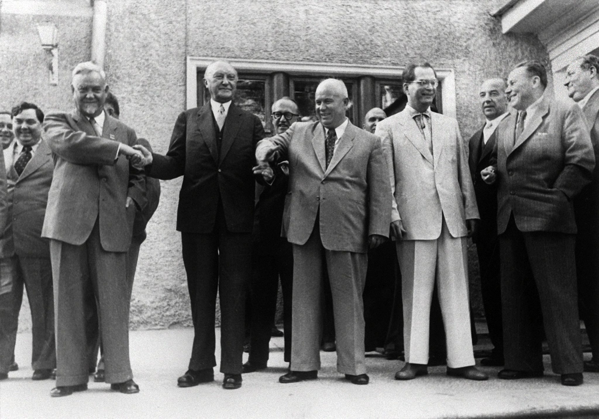 Bundeskanzler Konrad Adenauer (m.) mit dem sowjetischen Ministerpräsidenten Nikolai Bulganin (l.) und dem Parteichef der KPdSU, Nikita Chrustschow (r.), beim Staatsbesuch 1955 Foto: (c) dpa - Report