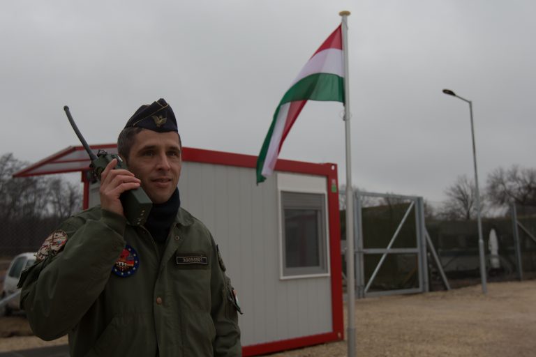 Ein Soldat hält an der ungarisch-serbischen Grenze Wache (Archivbild) Foto: picture alliance / Photoshot