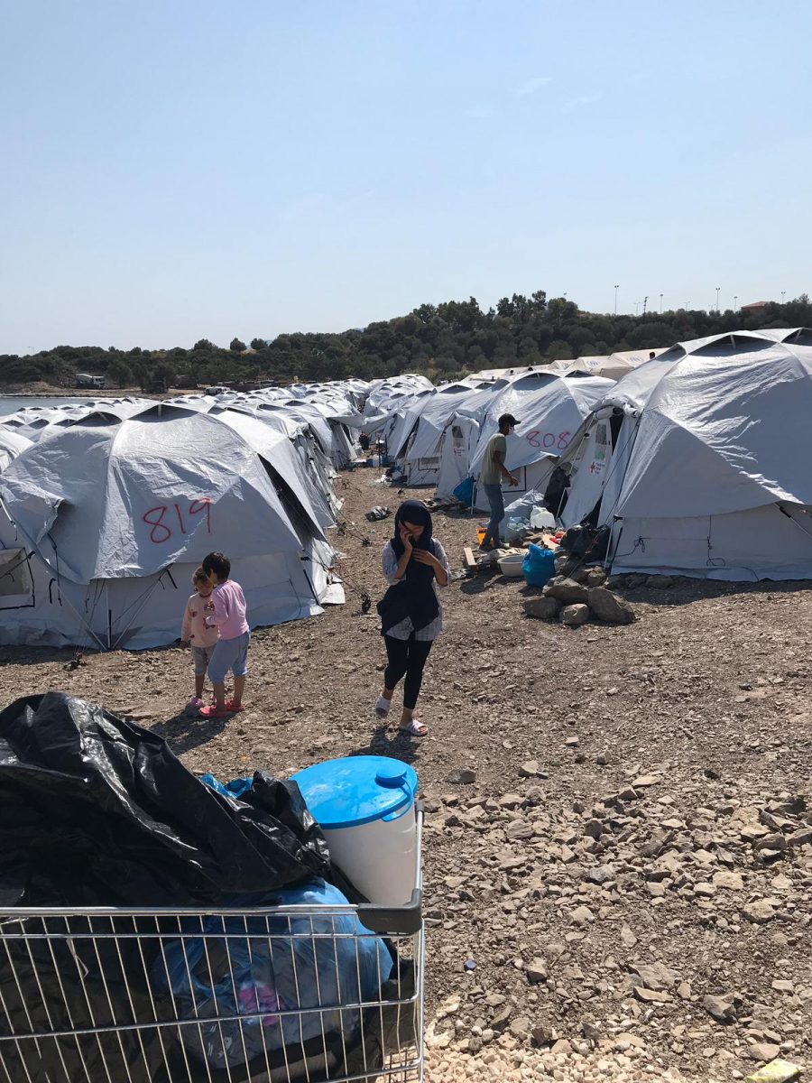 Familien lassen sich bereitwillig in das neue Flüchtlingslager bringen Foto: JF 