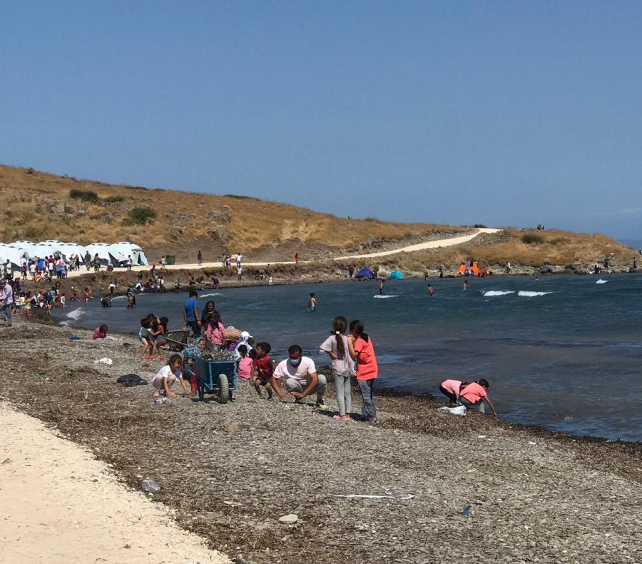 Migrantenkinder spielen am Strand von Lesbos Foto: JF 