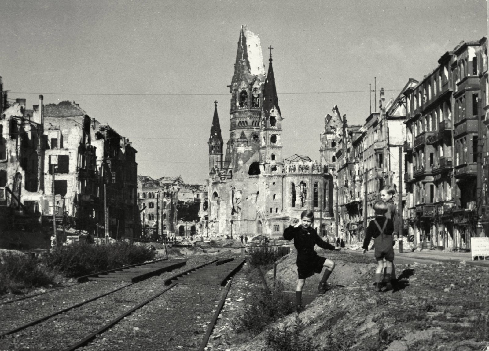 Blick auf die zerstörte Kaiser-Wilhelm-Gedächtniskirche in Berlin Foto: picture alliance/akg-images