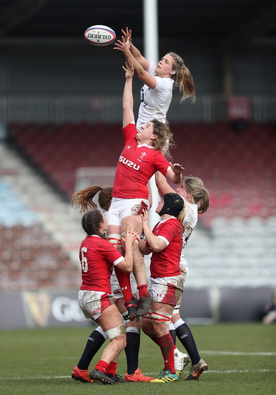 Die Rugby-Frauenteams von England und Wales beim Kampf ums Spielgerät Foto: picture alliance / empics 