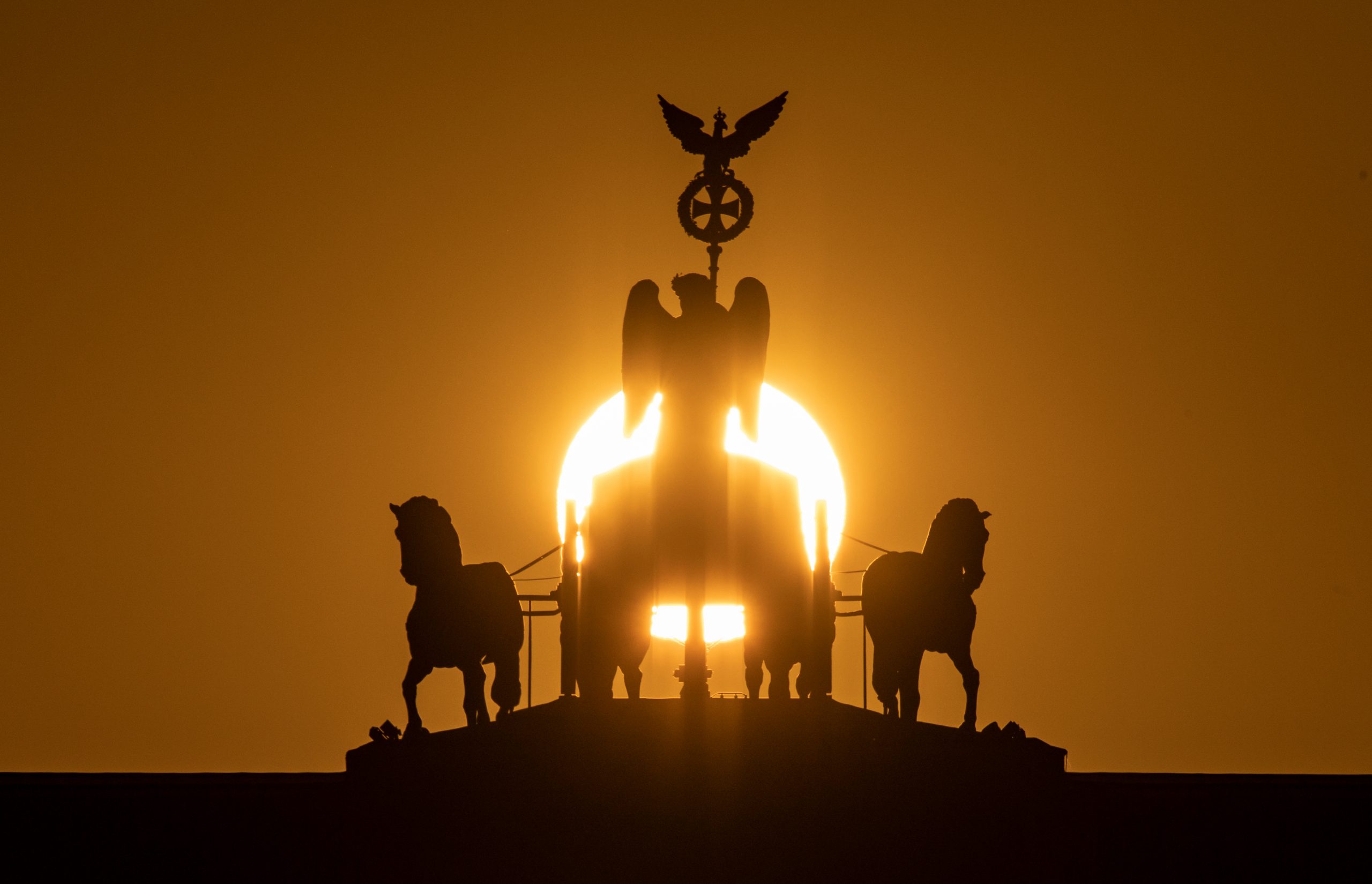 Sonnenaufgang am Brandenburger Tor.