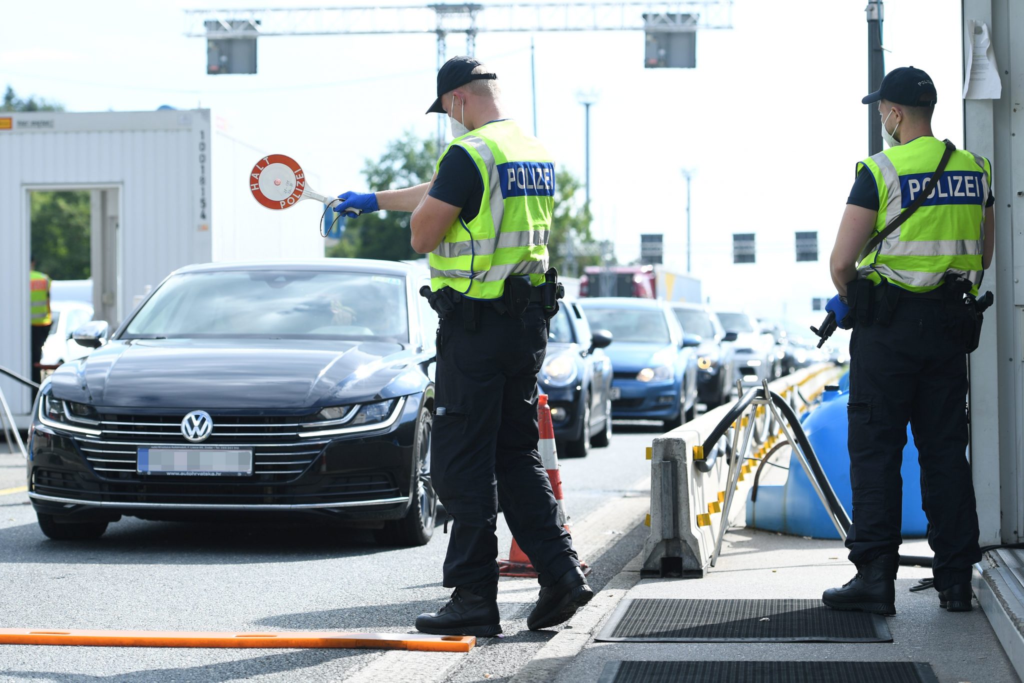 Polizisten kontrollieren im Sommer Reisende an der deutsch-österreichischen Grenze Foto: picture alliance/Revierfoto/Revierfoto/dpa