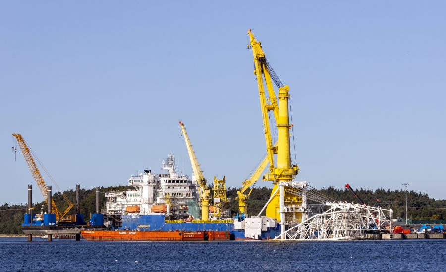 Ein russisches Pipeline-Verlegeschiff wird für die Arbeit an der Osteseepipeline Nord Stream 2 vorbereitet Foto: picture alliance 
