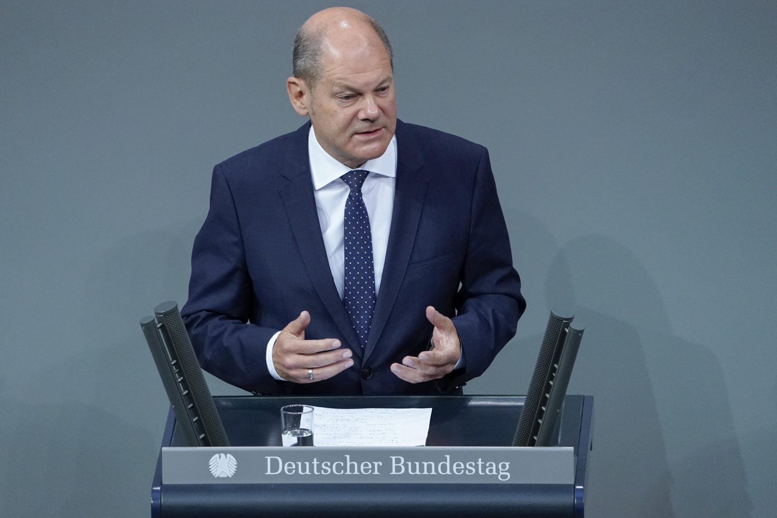 Vizekanzler Olaf Scholz (SPD) während der Bundestagsdebatte zur Deutschen Einheit Foto: picture alliance