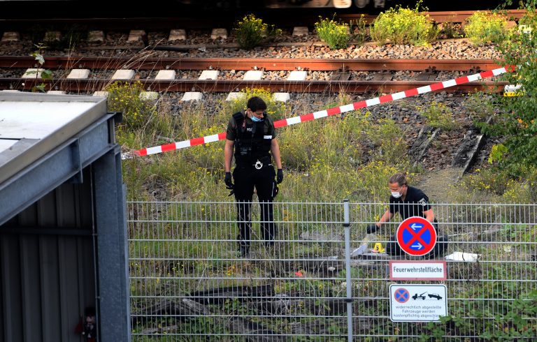 Brandanschlag auf S-Bahn: Polizisten sichern Spuren