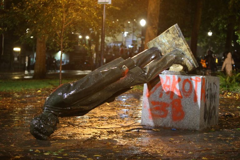 Das zerstörte Lincoln-Denkmal in Portland wurde mit Farbe beschmiert Foto: picture alliance / AP Photo