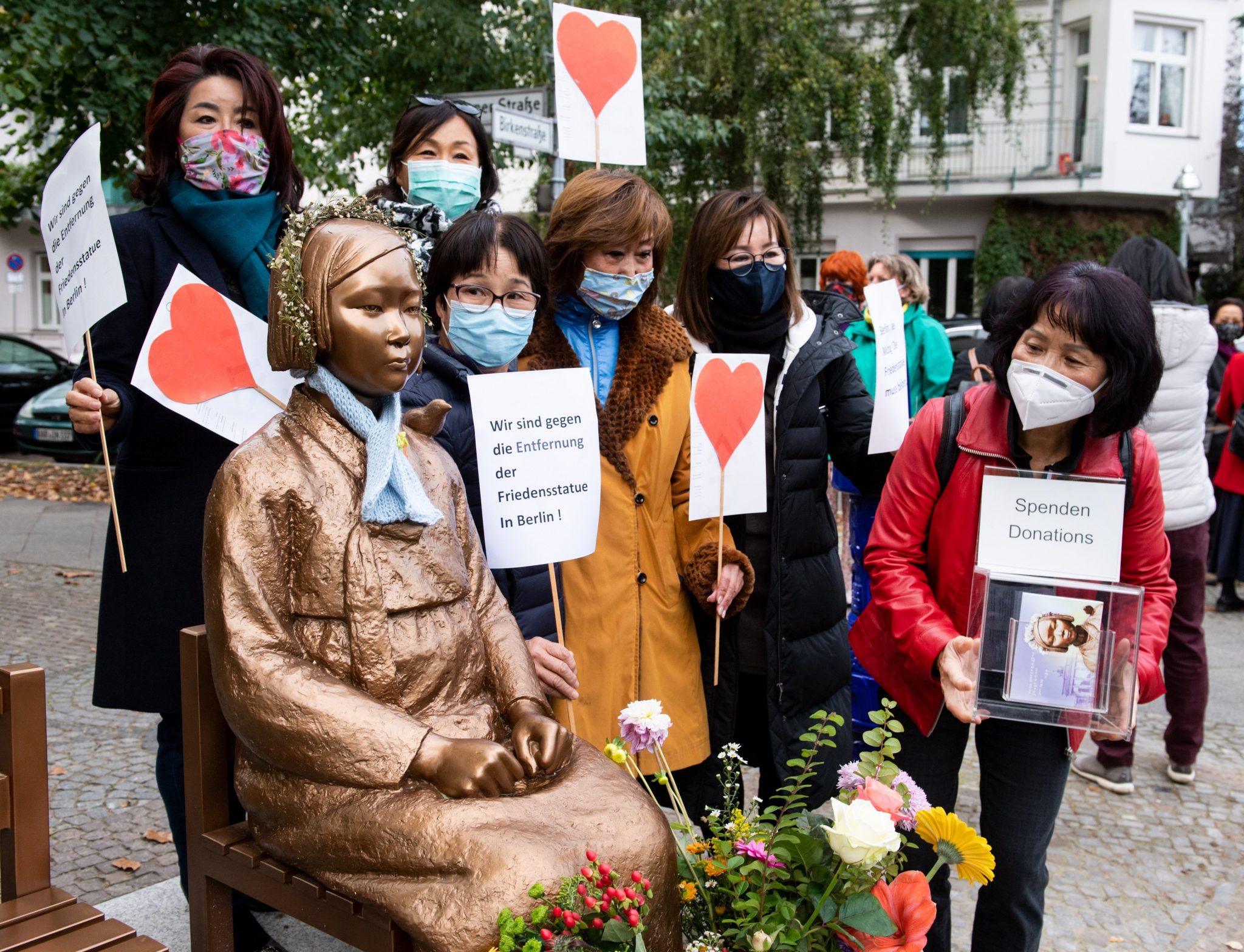 Unterstützer des Korea-Verbandes demonstrieren am Berliner Denkmal für die "Trostfrauen" für dessen Erhaltung Foto: picture alliance/Bernd von Jutrczenka/dpa