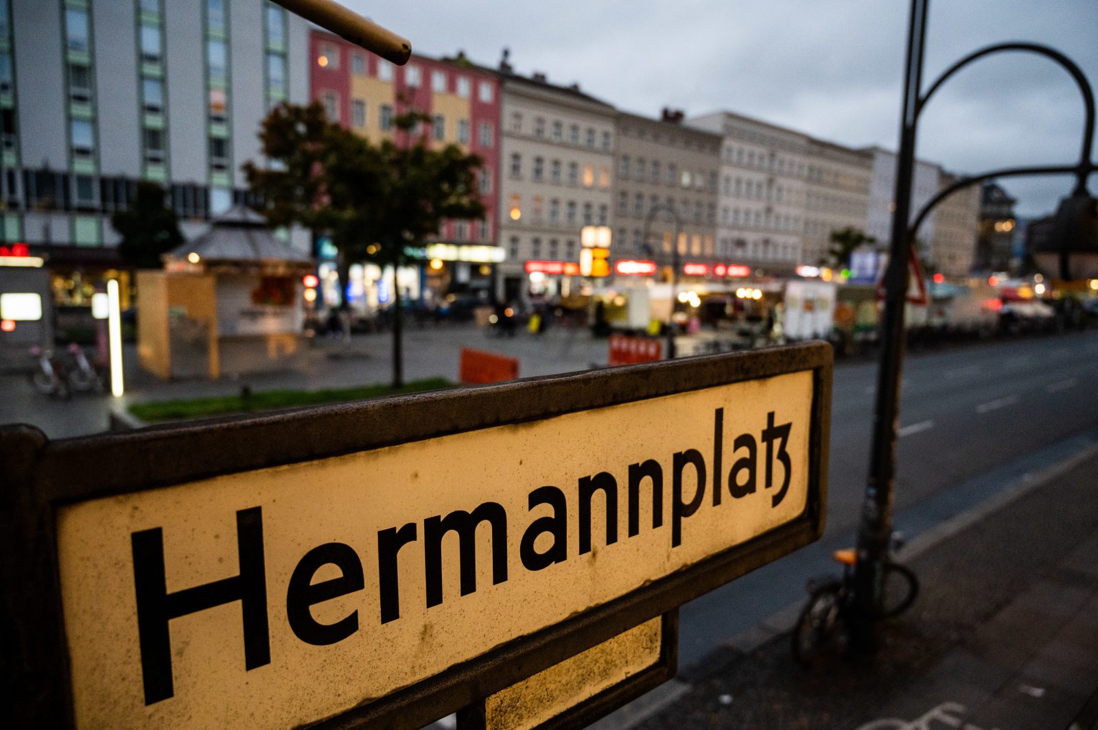 Auf dem Hermannplatz in Berlin-Neukölln demonstrierten 150 Personen gegen die angeblich islamfeindliche Politik Frankreichs (Symbolbild) Foto: picture alliance/Christophe Gateau/dpa