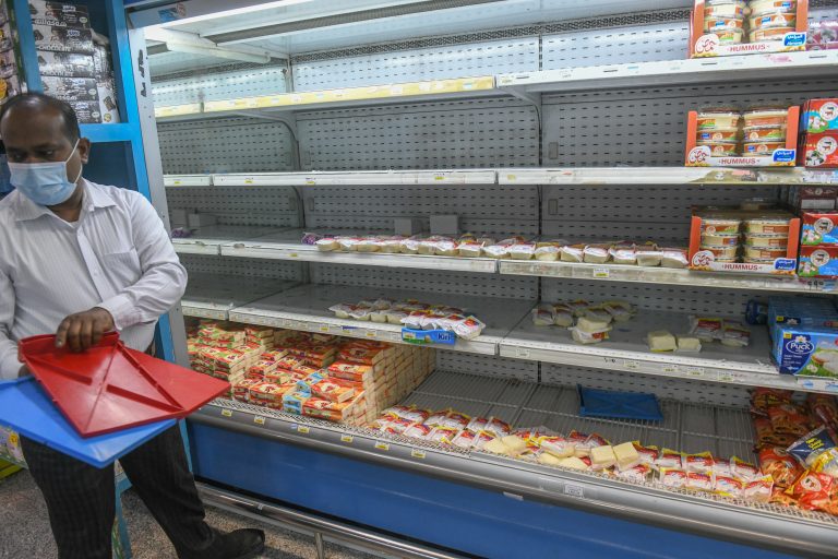 In Kuwait-Stadt werden französische Produkte aus Supermärkten entfernt Foto: dpa/Jaber Abdulkhaleg/AA