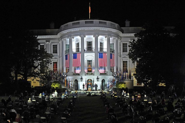 Wer wird künftig vom Weißen Haus aus die USA regieren? Foto: picture alliance / newscom