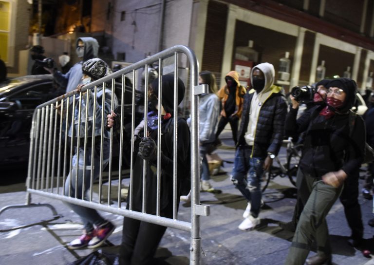 Randalierer ziehen durch die Straßen von Philadelphia Foto: picture alliance / AP Photo