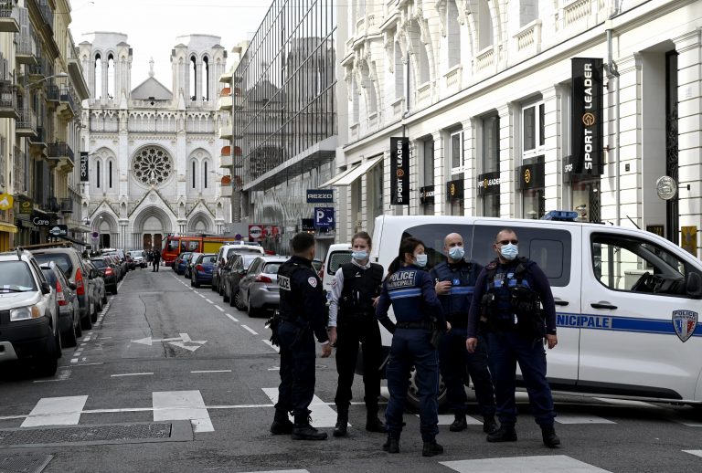 Polizisten stehen vor der Notre-Dame-Basilika in Nizza