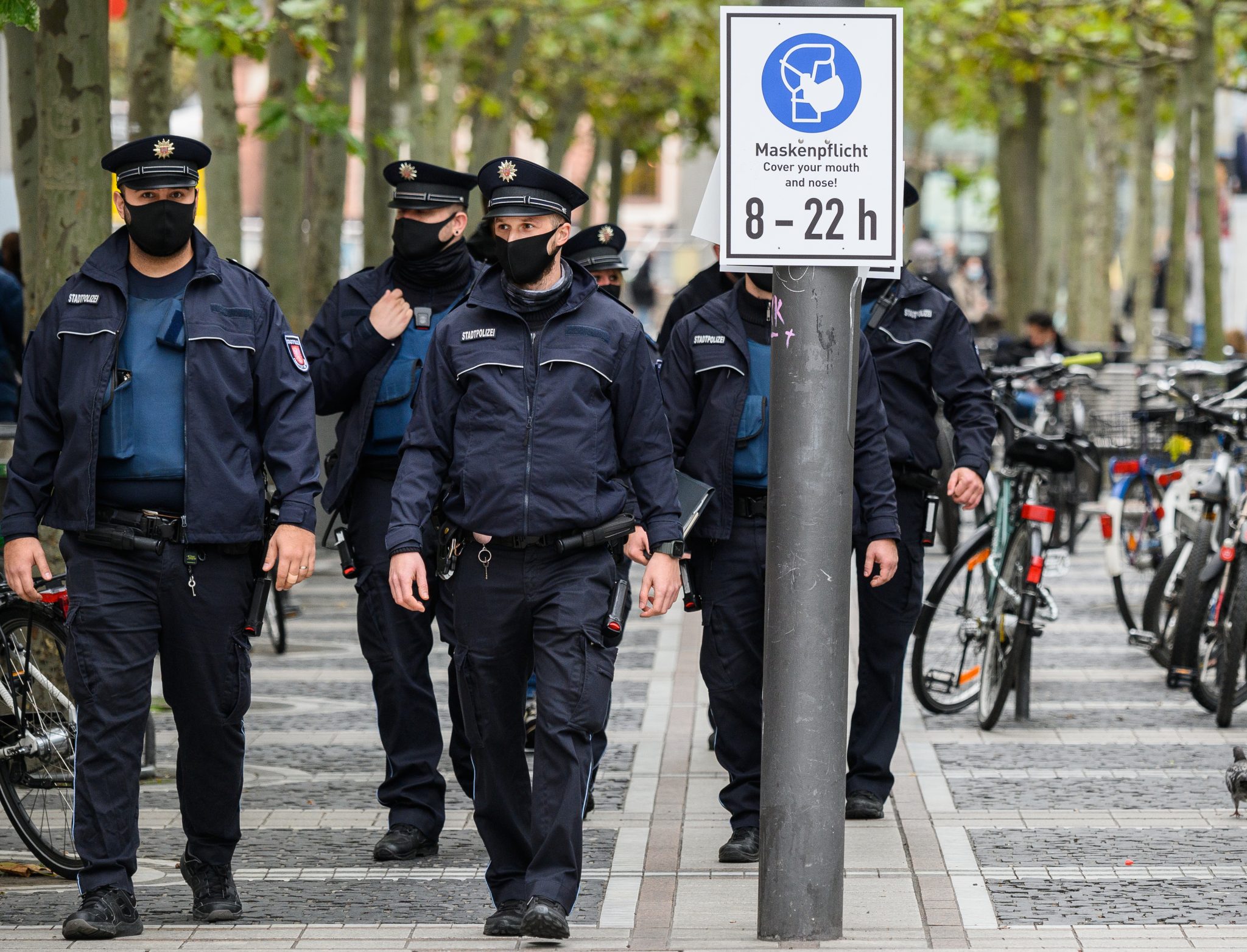 Polizisten kontrollieren in Frankfurt am Main die Einhaltung der Maskenpflicht.