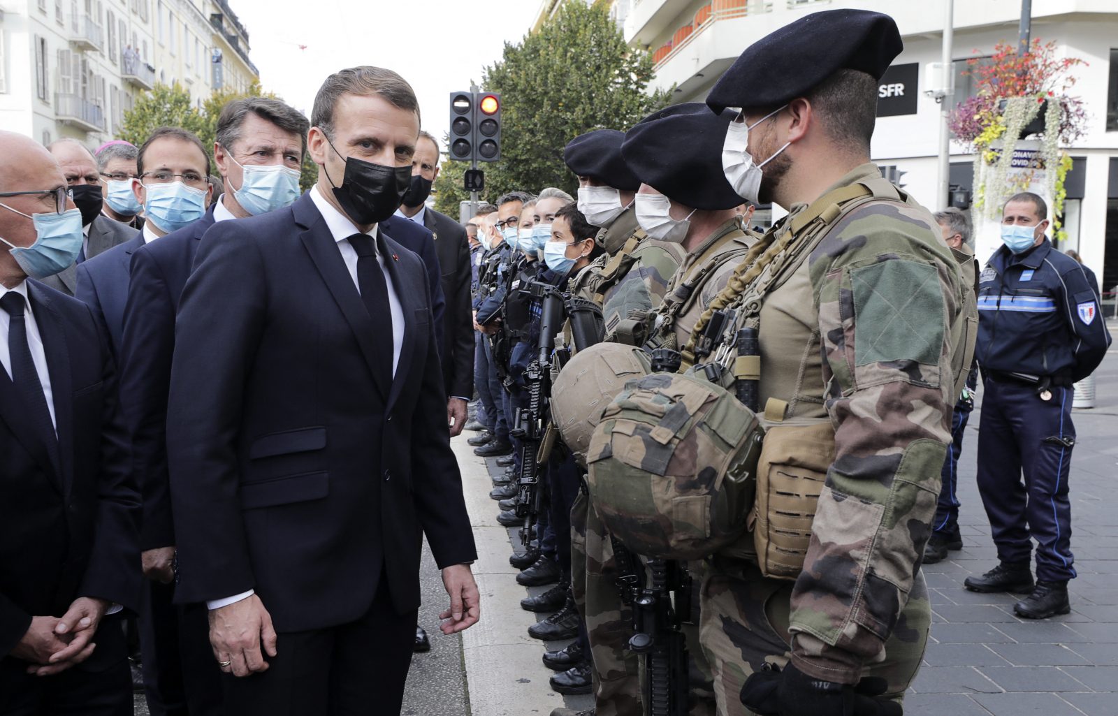 Frankreichs Präsident Emmanuel Macron (M.) sprach den Sicherheitskräften in Nizza seinen Dank aus Foto: picture alliance / abaca