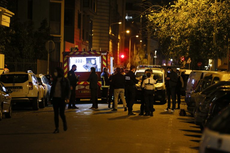 Polizisten und Rettungskräfte sind am Tatort in Lyon Foto: picture alliance / abaca