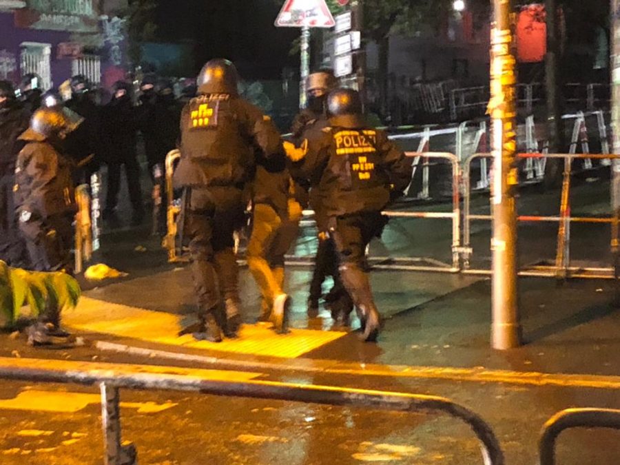 Polizei führt Linksextreme vor Liebigstraße 34 ab