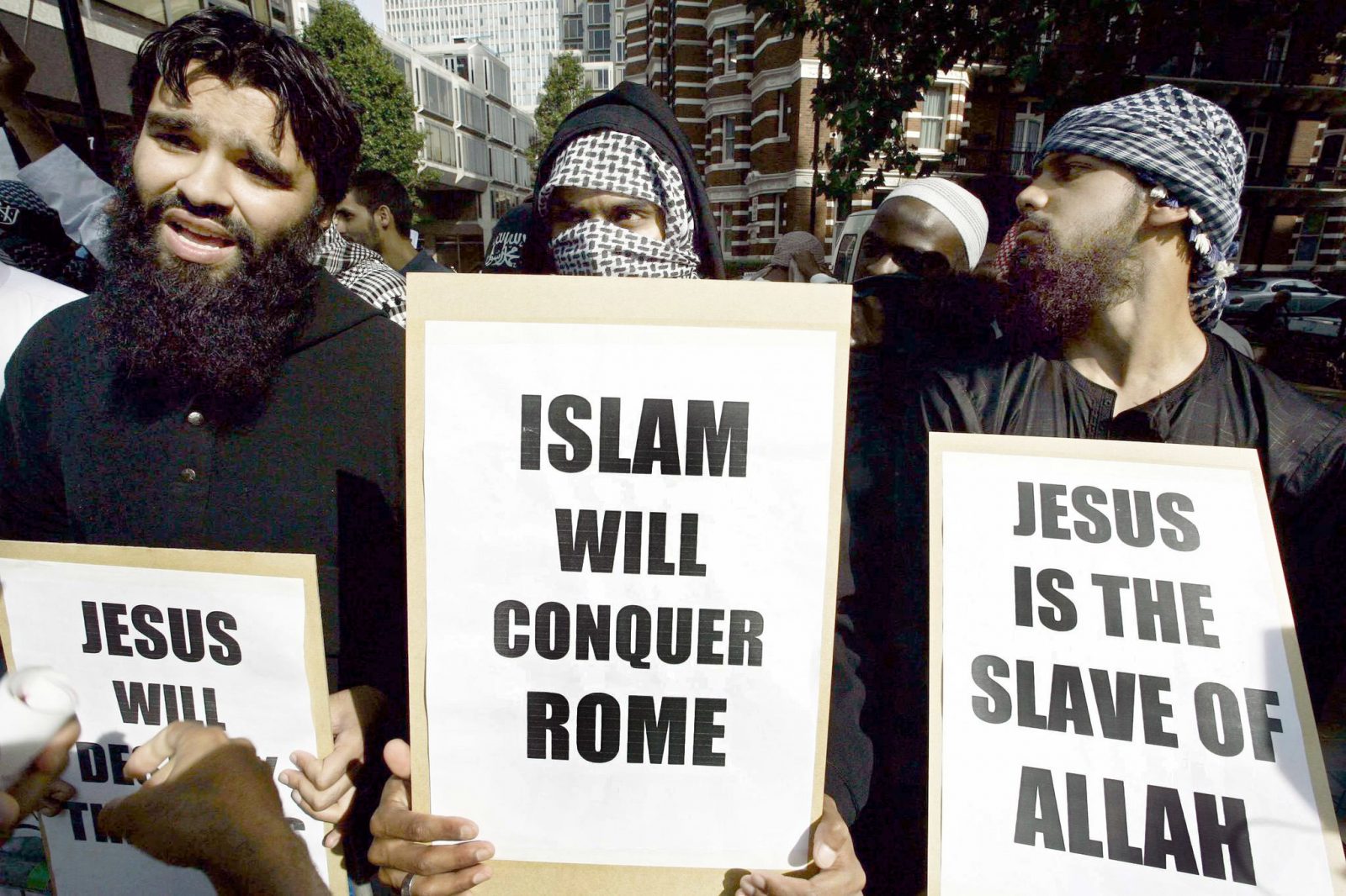 Moslems demonstrieren in London gegen die katholische Kirche (Archivbild) Foto: (c) dpa