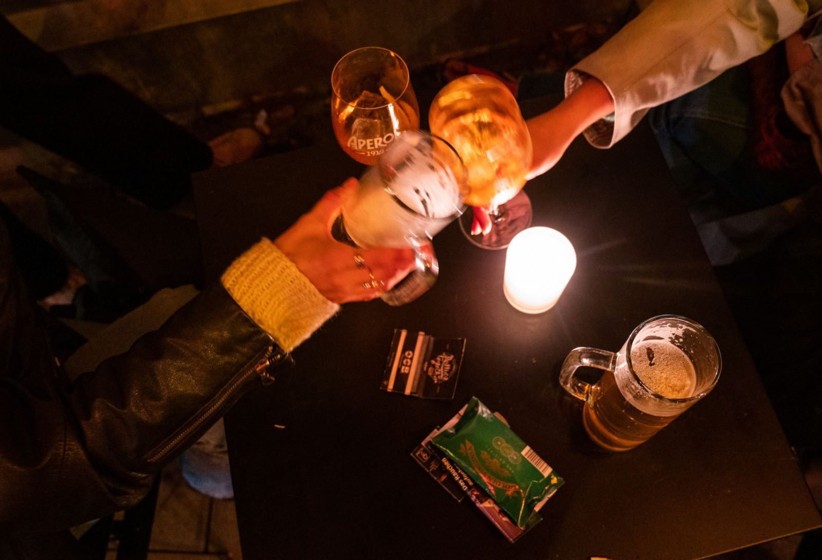 Anstoßen vor der Corona-Sperrstunde: Zwei Gäste prosten sich in einer Bar in Neukölln zu