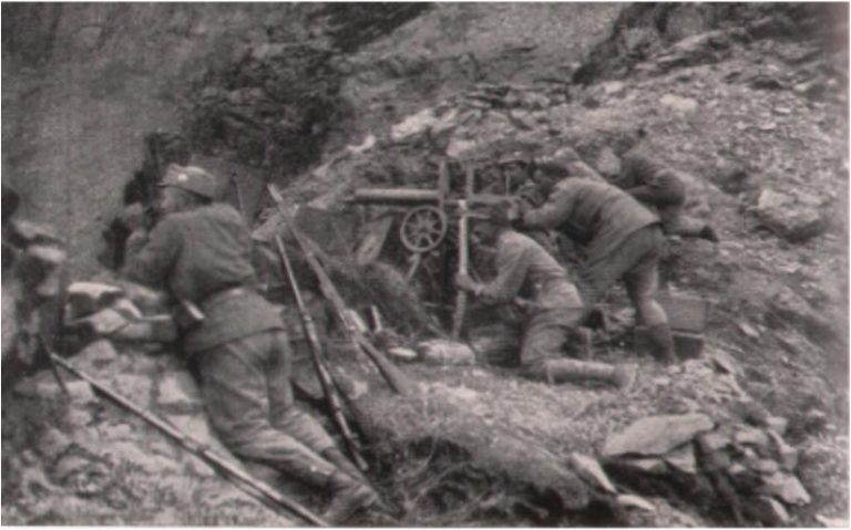 Österreichische Soldaten erwarten in ihrer Stellung den nächsten Angriff der Italiener während der Isonzoschlacht Foto: Wikimedia/Gemeinfrei