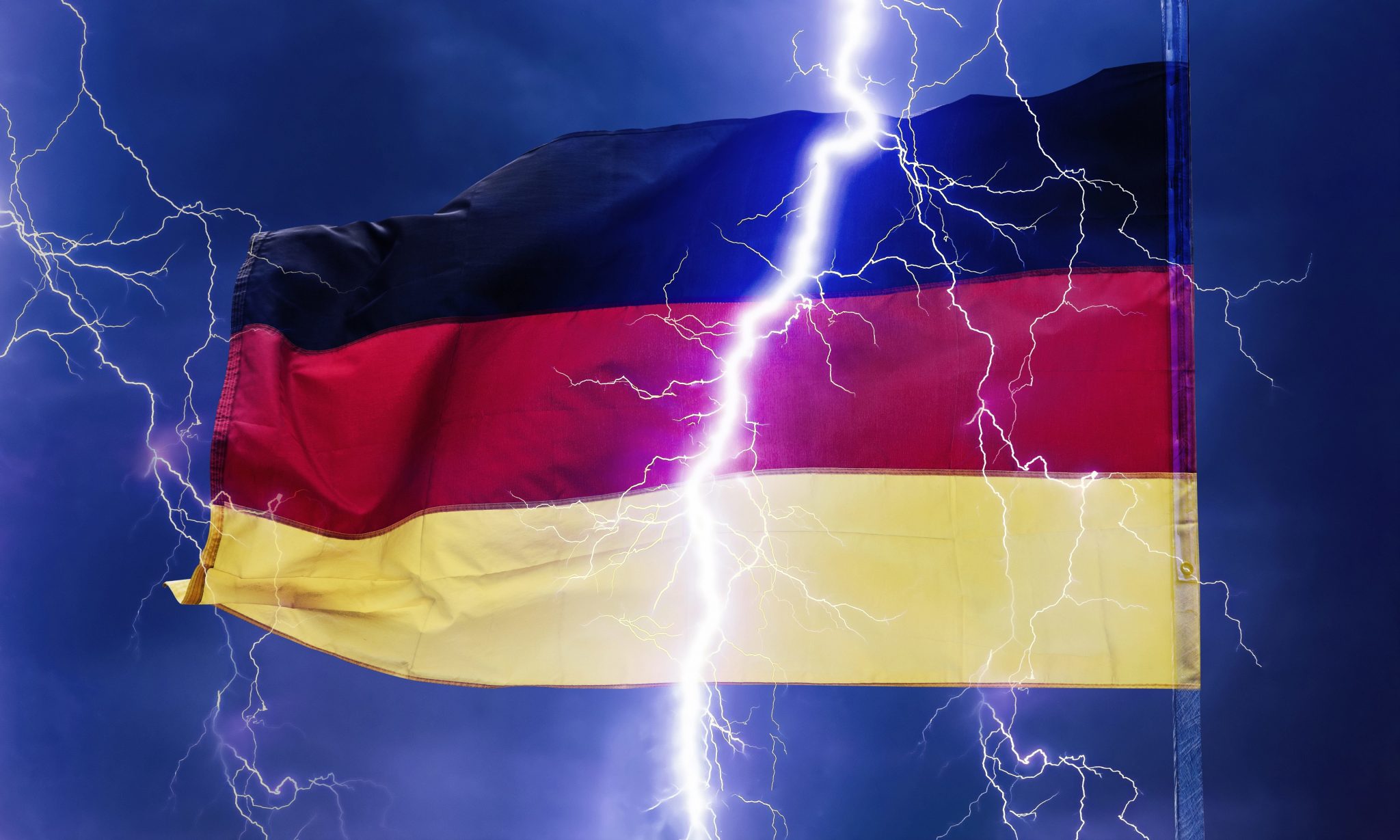 Ein Blitz scheint eine deutsche Flagge in zwei Teile zu spalten.