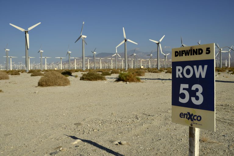 Windenergie, San Gorgonio Pass Wind Farm, betrieben von ExxonMobil, eine der 3 größten Windfarmen der USA, Palm Springs, San Bernadino Mountains, Coachella Valley, Andreasgraben, Kalifornien, Vereinigte Staaten von Amerika, USA, ÖffentlicherGrund, Norda