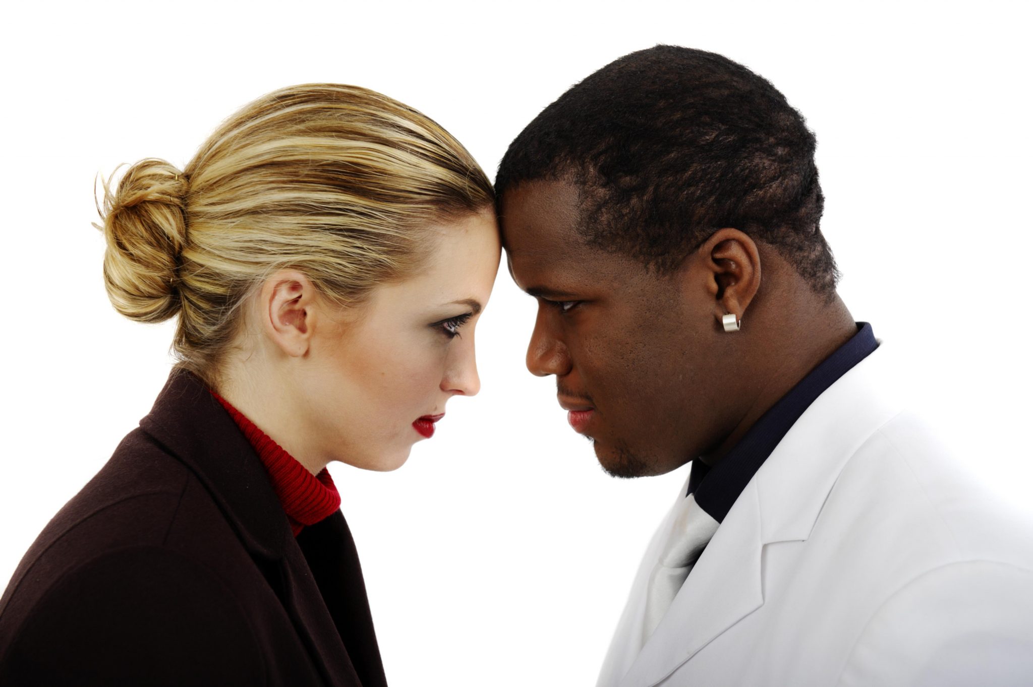 Ein schwarzer Mann und eine weiße Frau stehen Kopf an Kopf.