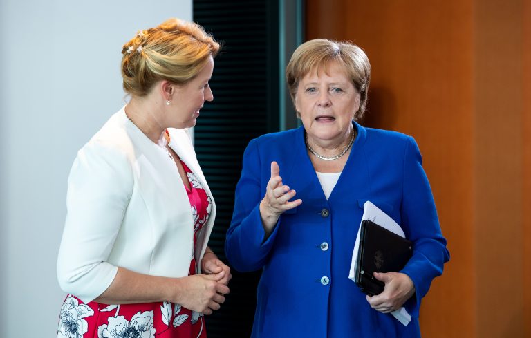 Familienministerin Franziska Giffey (SPD l.) und Kanzlerin Angela Merkel (CDU): Einig im „Kampf gegen Rechts“