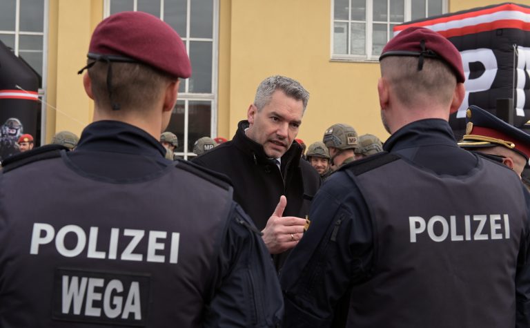 Innenminister Karl Nehammer (ÖVP) mit Polizisten
