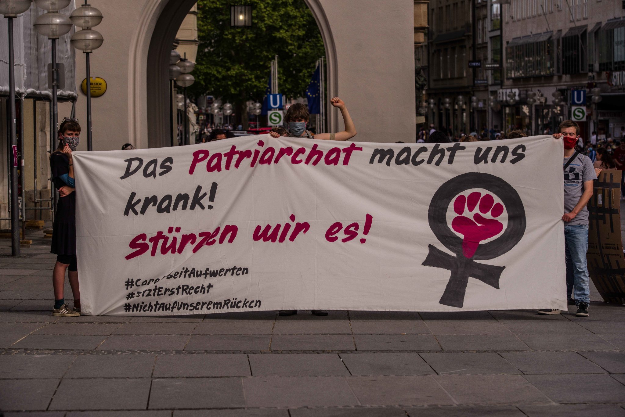Teilnehmer einer feministischen Demonstration in München Foto: picture alliance/ZUMA Press