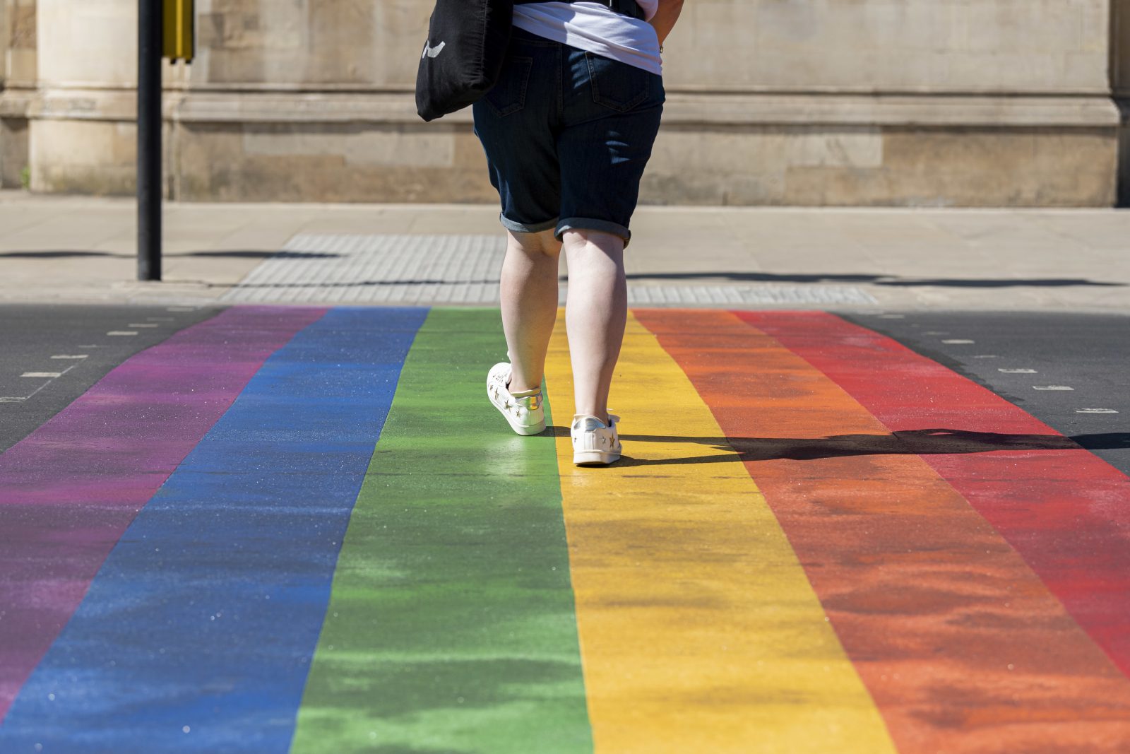 Regenbogen-Fußgängerübergang als Zeichen für LGBTQ