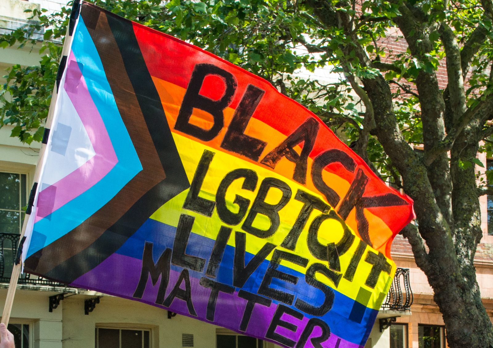 Regenbogenfahne auf einem Protest der „Black lives matter“-Bewegung in den USA