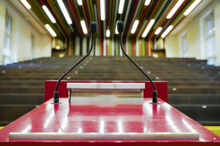 Leeres Rednerpult in einem Hörsaal: Der Deutsche Hochschulverband beklagt einen "verengten Diskurskorridor"