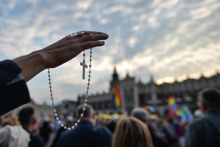 Ein Rosenkranz als Reaktion auf LGBTQ-Flaggen (Symbolfoto): Ungarn will seine christliche Kultur verteidigen und Familien vor LGBRQ-Lebensmodellen schützen
