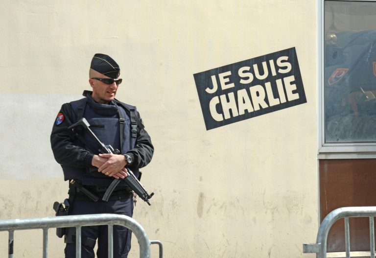 Ein bewaffneter Polizist bewacht den Eingang zur Redaktion der Zeitschrift Charlie Hebdo: Der ehemalige Auto des Satireblatts, Patrick Pelloux warnt vor mehr islamistischen Attacken in Frankreich