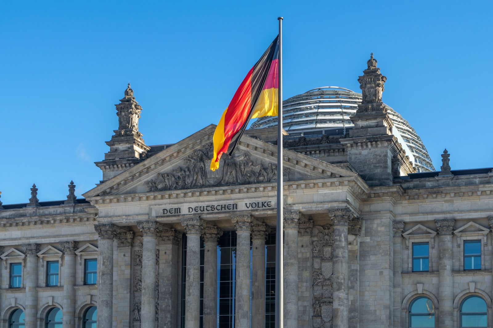 Κτίριο Ράιχσταγκ: Κατά τη διάρκεια της διαδήλωσης κατά του Νόμου περί Προστασίας Λοιμώξεων, σημειώθηκαν ταραχές στο Bundestag