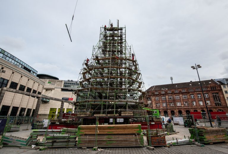 An dem Gerüst sollten die 1.700 Sauerländer Fichten den größten Weihnachtsbaum der Welt bilden Foto: picture alliance/Bernd Thissen/dpa