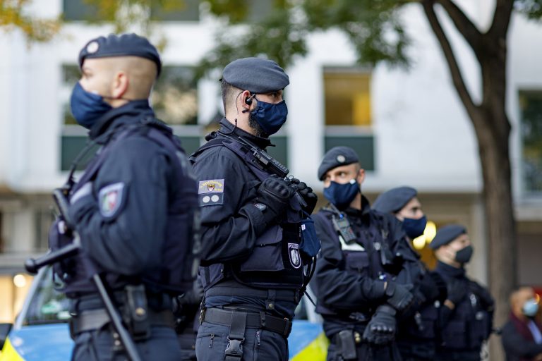 Polizisten bei einer Demonstration gegen Corona-Maßnahmen