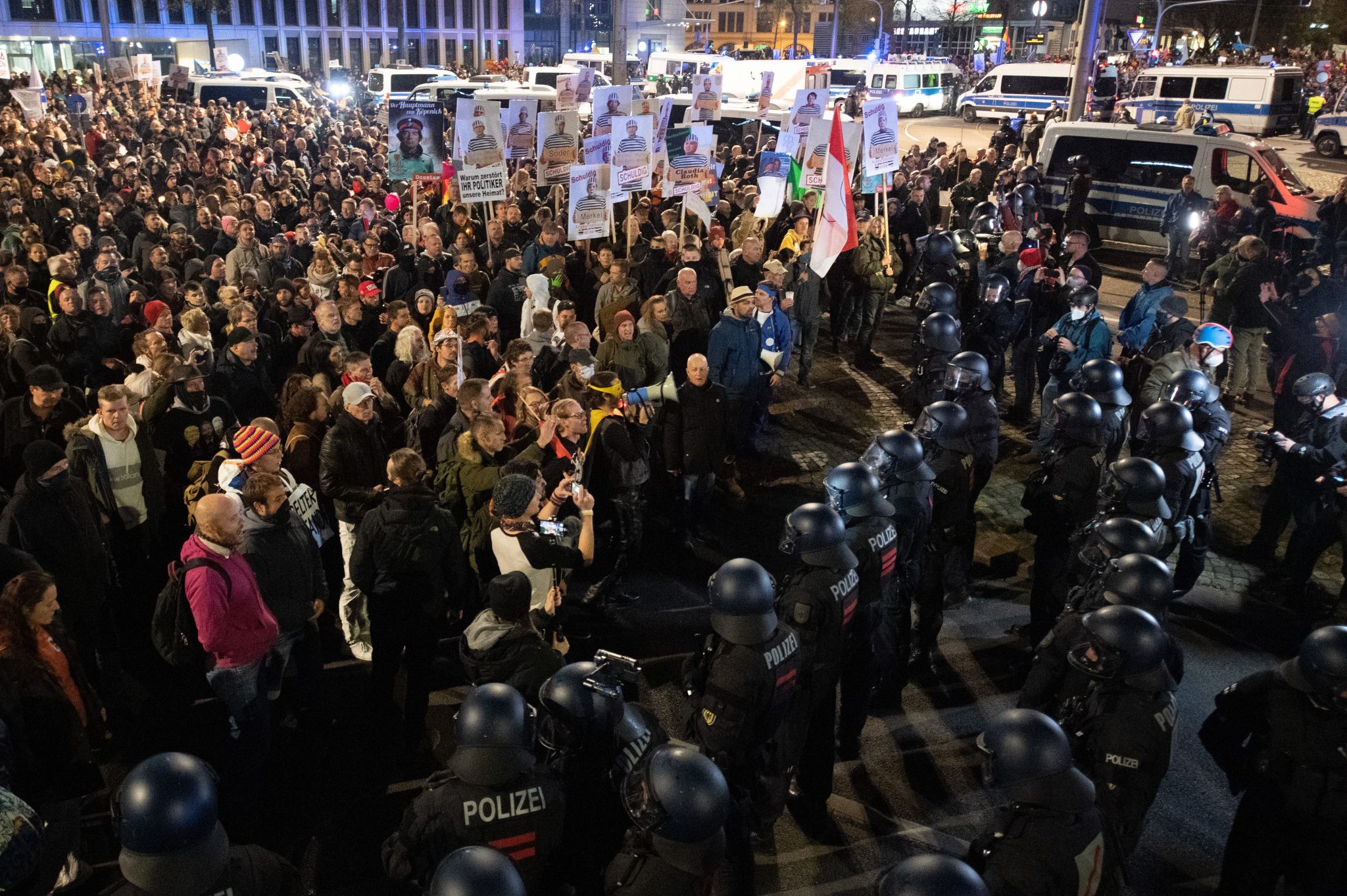 „Querdenken“-Demo in Leipzig: Ohne Masken