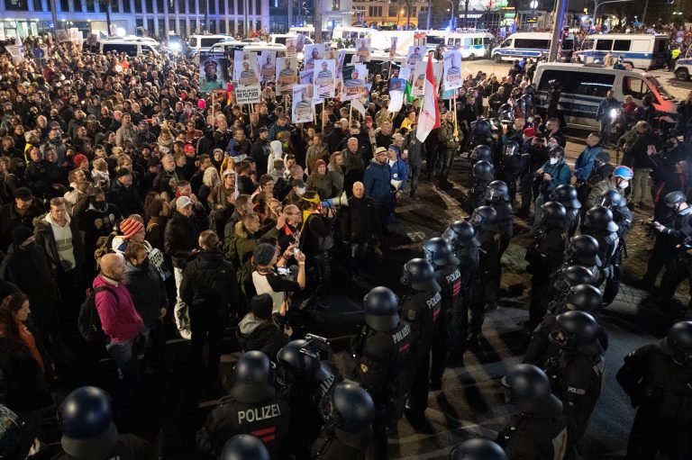 „Querdenken“-Demo in Leipzig: Ohne Masken